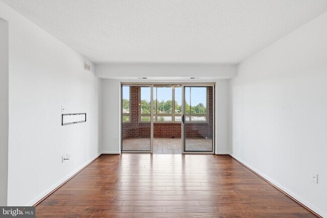 Building Photo - 2121 Jamieson Ave