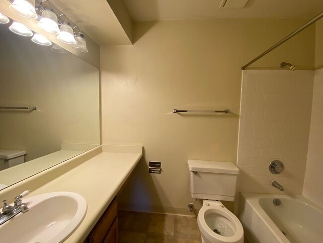 Building Photo - Inviting 2-bedroom, 2-bathroom condo