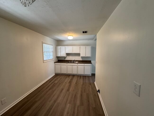 Building Photo - 1204 Fairlane Dr