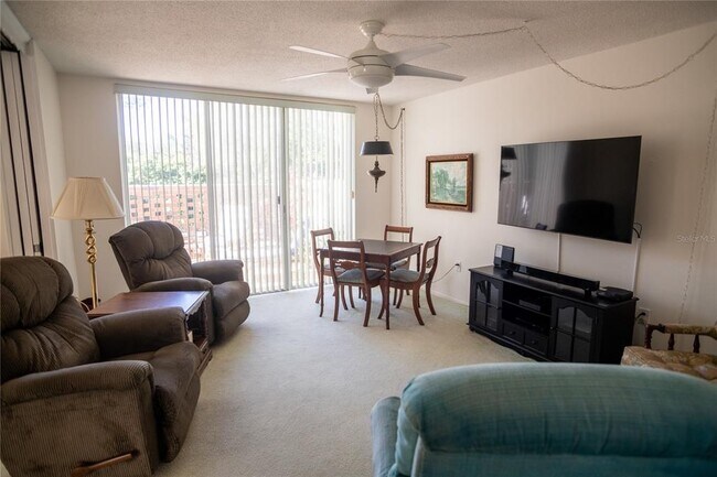 Building Photo - 2630 Pearce Dr