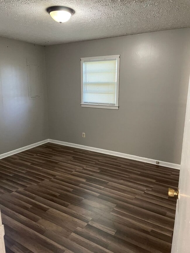 Building Photo - 3 bedroom 1 bath brick home in the country...