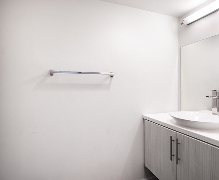 Powder Room - 2206 Tom Mix Rd