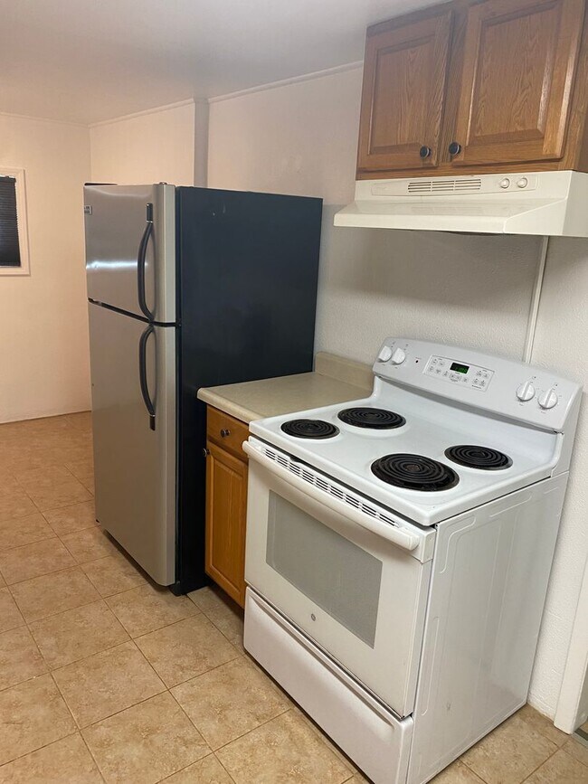 Building Photo - Fresh and bright!! 3 bedroom, 1 bath on la...
