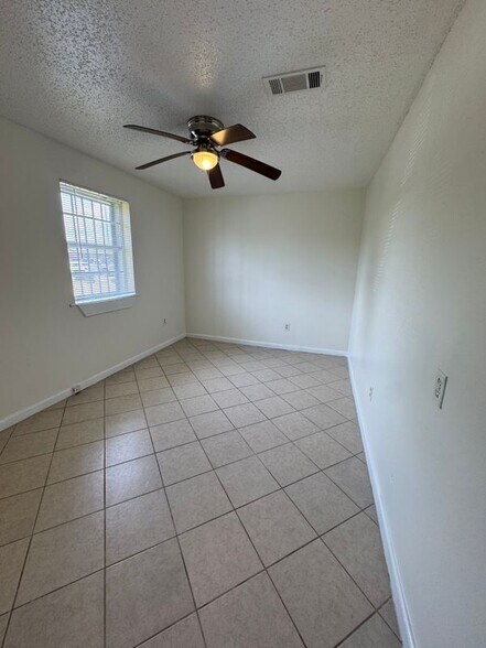 Building Photo - 14031 Linden St