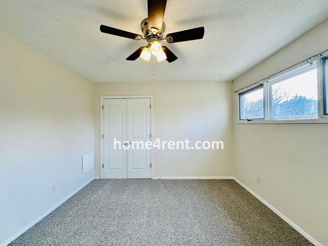 Building Photo - Brand New Flooring, Updated Kitchen/Bathro...