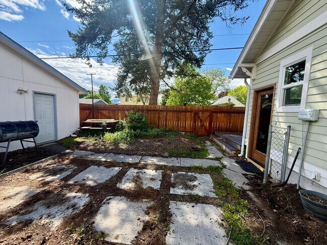 Building Photo - Stunning 3 Bed / 2 Bath Home on 10th Street!