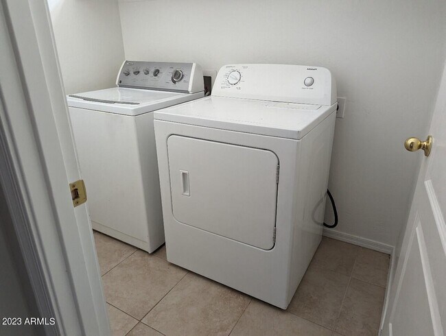 Building Photo - 1209 S Roger Way