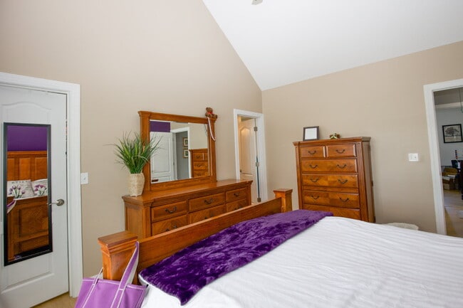 Building Photo - Charming 3 BR/2BA Ranch with fully fenced ...