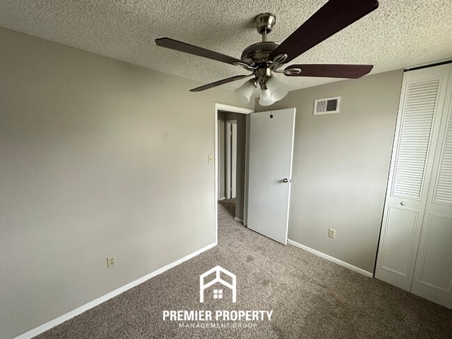 Building Photo - Spacious 4BR Home w/ Fireplace, Covered Patio & Fenced Yard