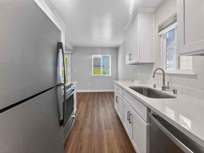 Building Photo - Gorgeous and Completely Remodeled Lower Level Unit with Inside Laundry is Available Now!