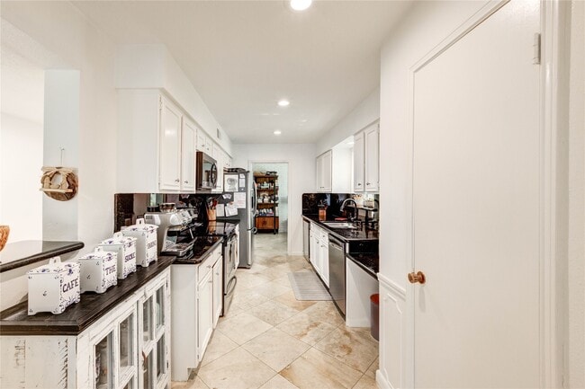 Building Photo - 13050 Trail Hollow Dr