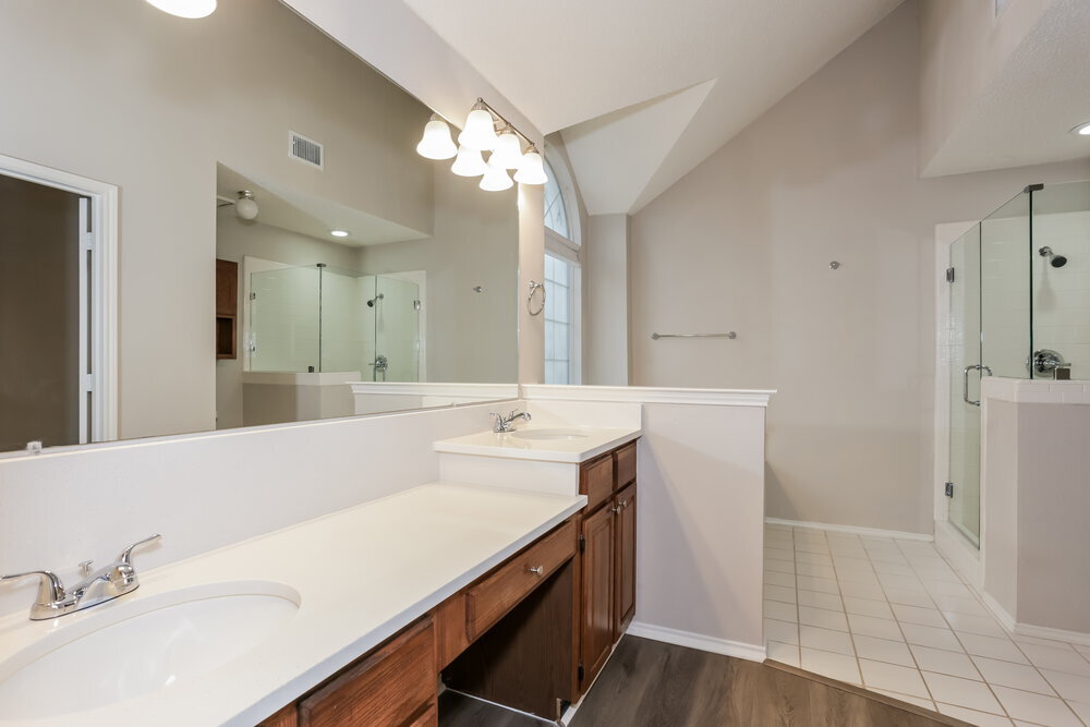 Building Photo - 712 Stain Glass Dr