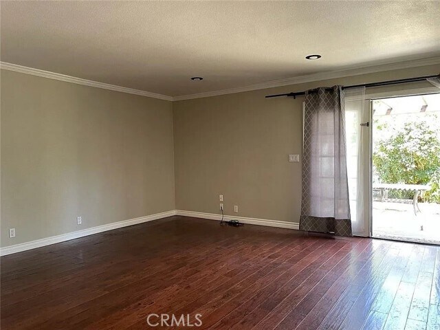 Building Photo - 1049 Evergreen Ct