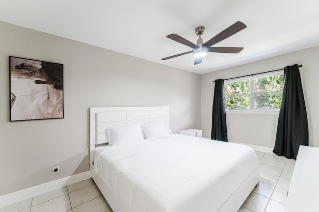 Building Photo - 1800 NW 4th Ave