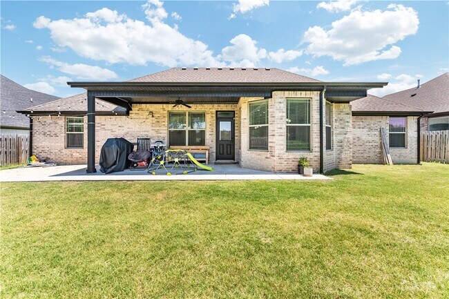 Building Photo - 1100 Huntleigh Dr