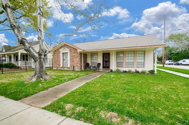 Primary Photo - 701 Redan St