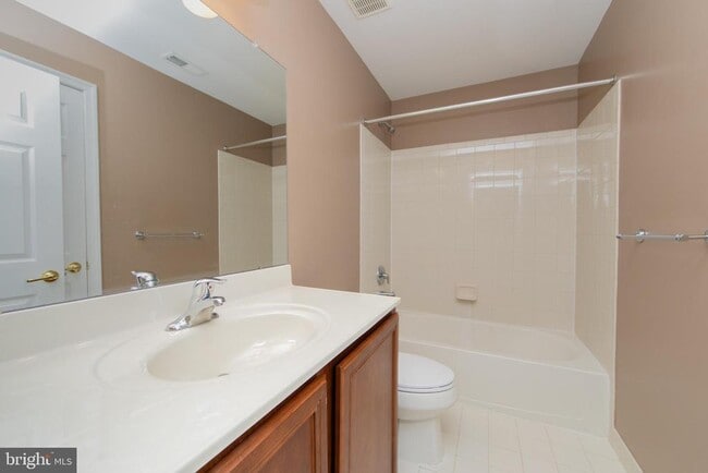 Building Photo - 7 Kingswood Ct
