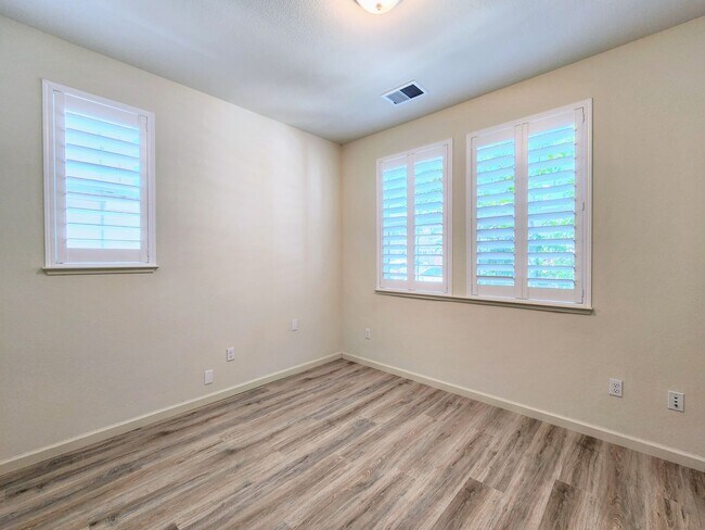 Building Photo - 4 Bedroom Home in W Section