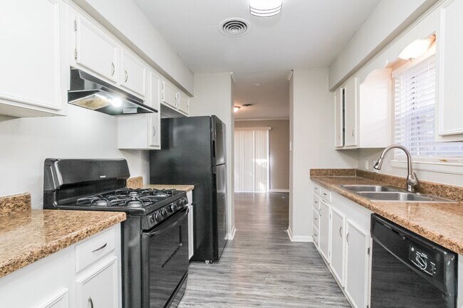 Building Photo - 13322 Oak Leaf Ln