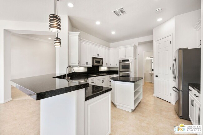 Building Photo - 4 Hillcrest Dr