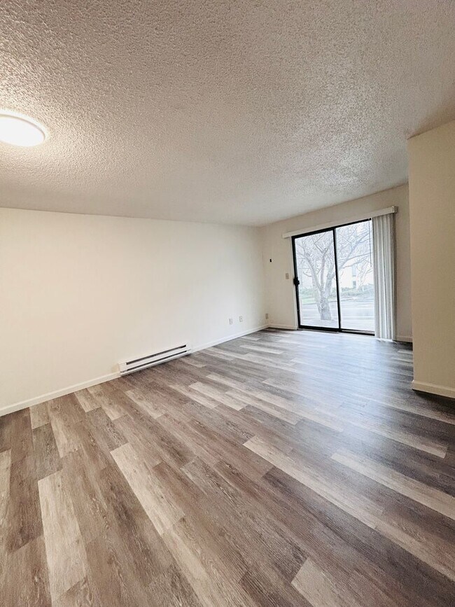 Building Photo - ***PENDING APPLICATION***Great 3 Bedroom 1.75 Bathroom Condo! Washer/Dryer Hook Ups! W/S/G Paid!