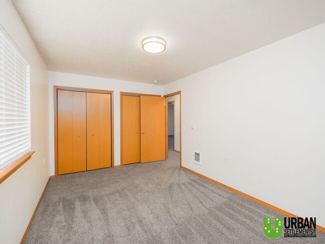 Building Photo - Spacious, clean, modern 4bd/2bth