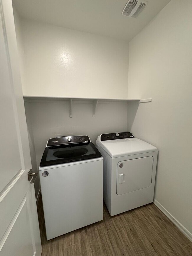 Building Photo - 3 bed 2.5 bath brand new home