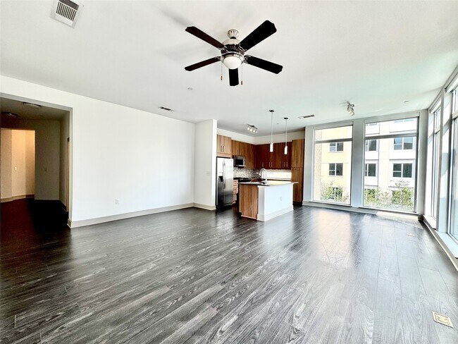 Building Photo - 2111 Westheimer Rd