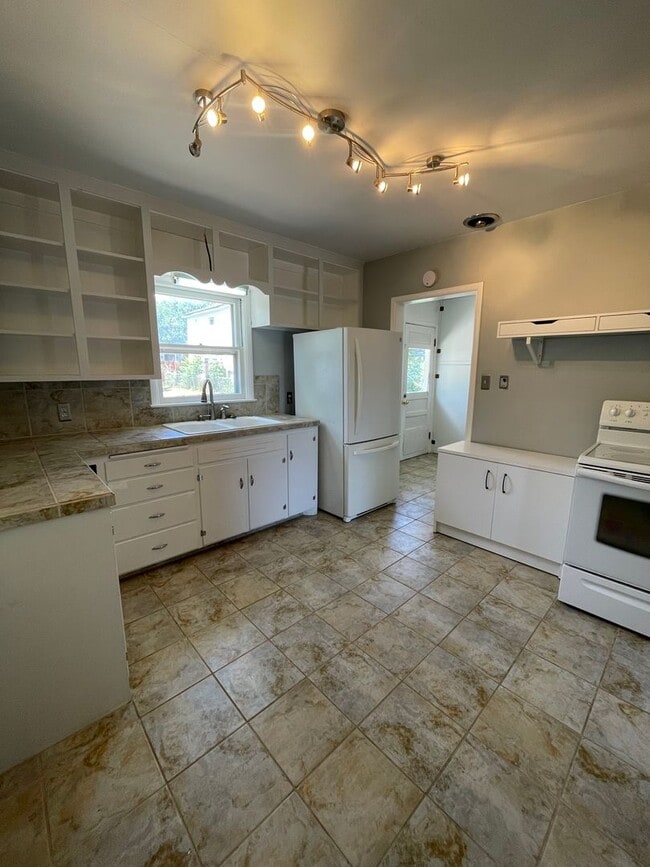 Building Photo - Charming Home w/ Fenced Yard in Central Lo...