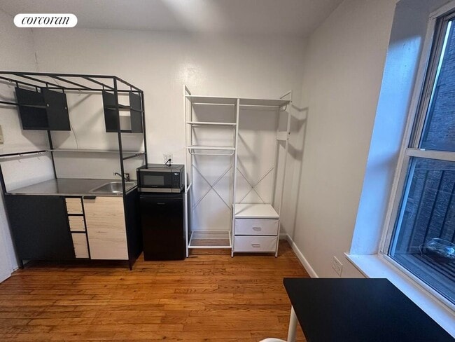 Building Photo - 310 W 20th St