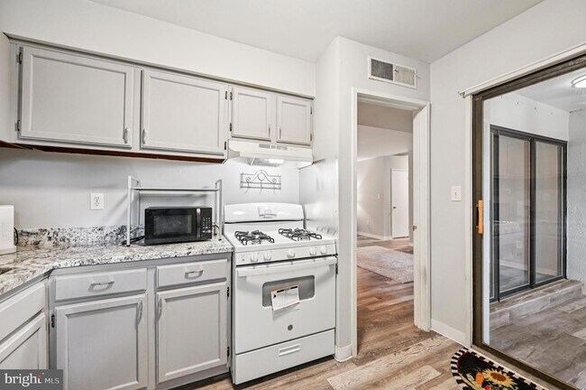 Building Photo - 9633 White Acre Rd