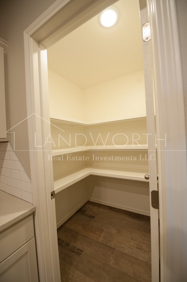 Building Photo - Beautiful Townhome in Great Neighborhood