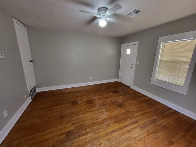 Building Photo - Remodeled 1 bedroom 1 bathroom duplex hous...