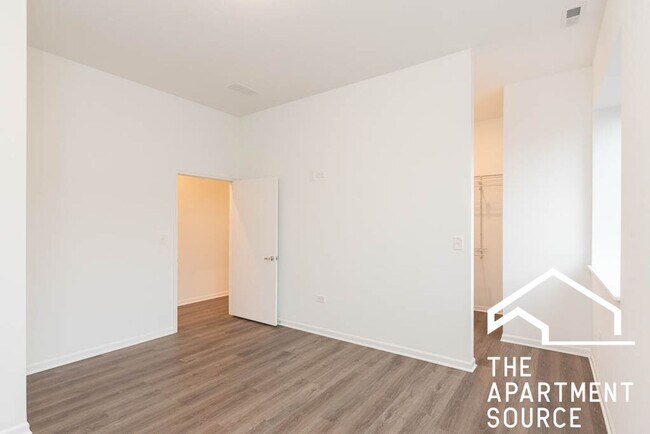 Building Photo - South Loop 3 bed 2 bath -- Updated Kitchen, LARGEST Floorplan in the building