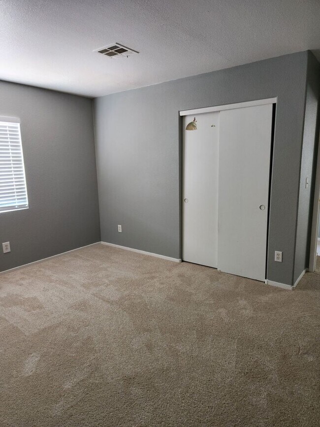 Building Photo - North Las Vegas Upgraded 4 Bedroom!