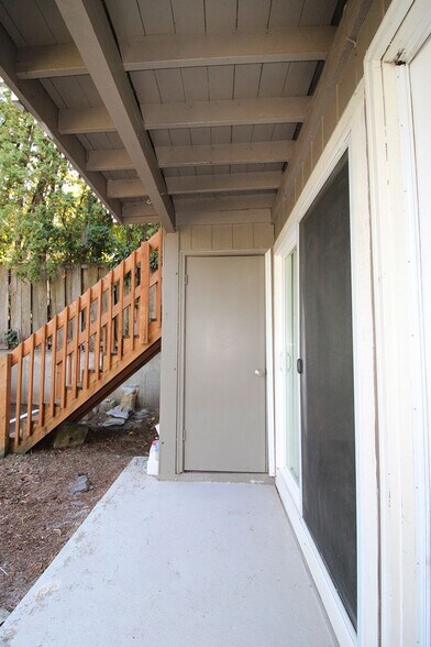 Building Photo - 5704 SW Beaverton Hillsdale Hwy