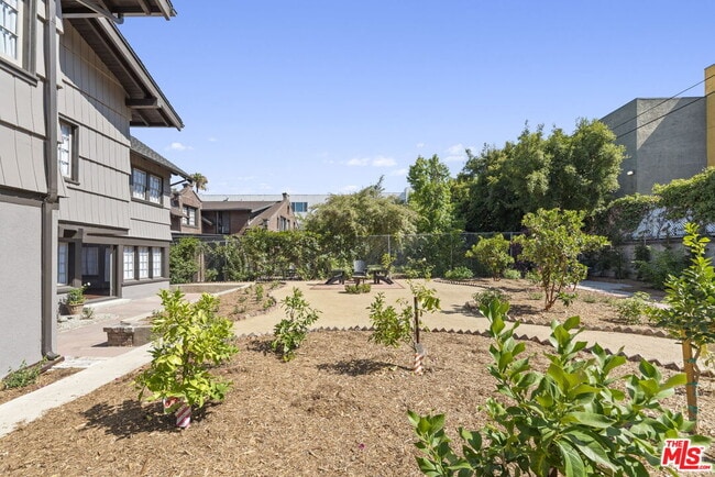 Building Photo - 344 S Kingsley Dr