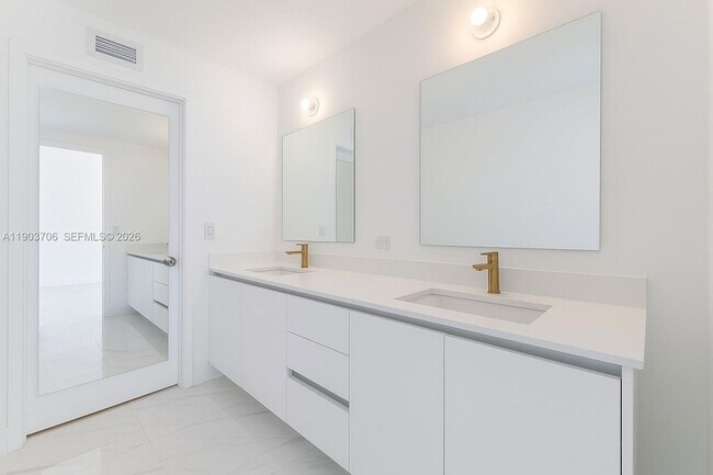 Building Photo - 700 NE 24th St