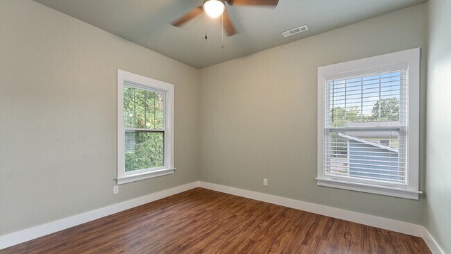 Building Photo - "Charming 2-Bed Oasis in Fayetteville with...