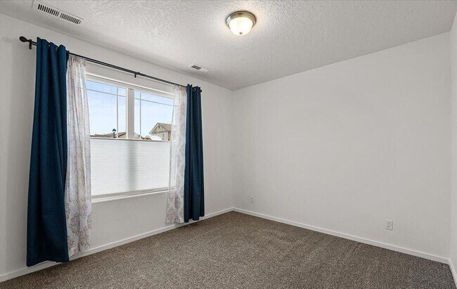Building Photo - Great Location, Single Family Home, Post F...