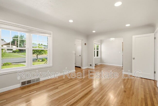 Building Photo - 3027 W Cleveland Ave