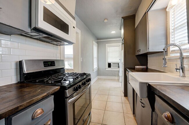 Building Photo - Charming 2-Bed, 1-Bath Upstairs Duplex Near the Paseo District * * * $350 MOVE-IN SPECIAL * * *
