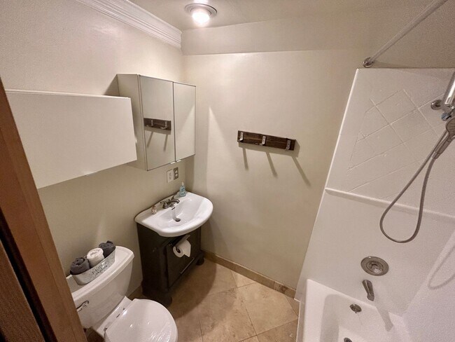 Building Photo - Fabulous 4 Bedroom 3 Bathroom Home with Pr...