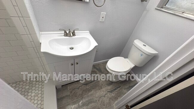 Building Photo - 2000 NE 50th Pl