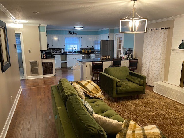 Building Photo - 1706 Pineknoll Ln