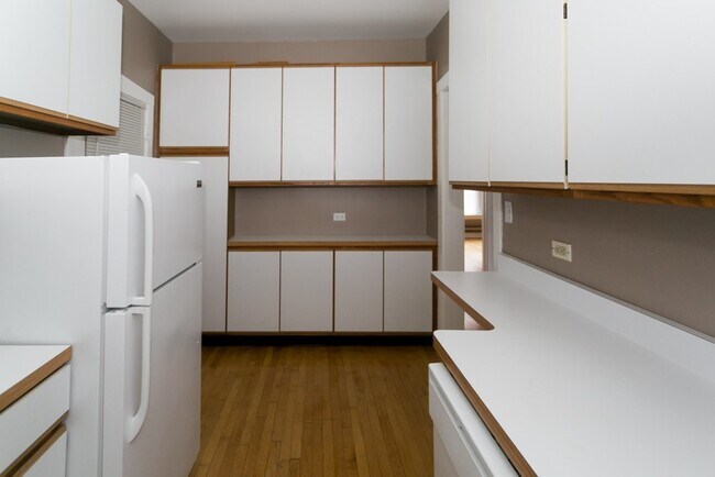 Building Photo - 1322 Oak Ave