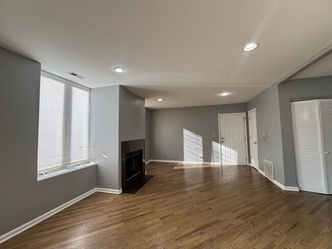 Building Photo - 542 E 48th St