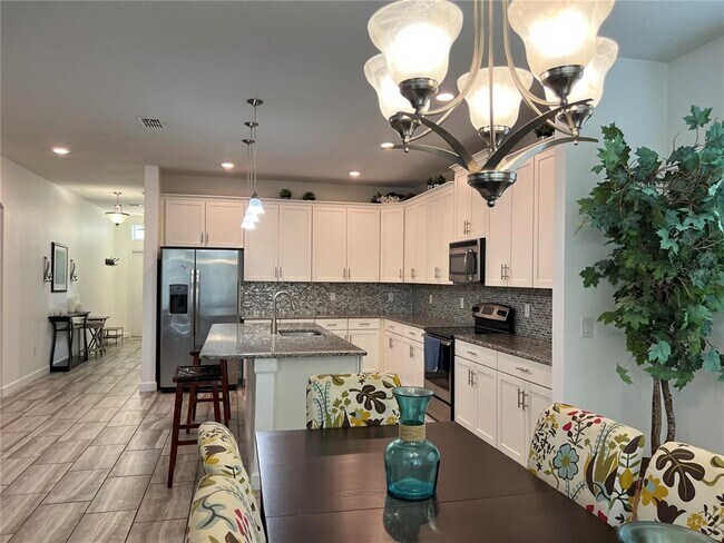 Building Photo - 4715 Sleepy Hollow Dr