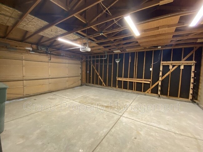 Building Photo - 9371 Bellaire Dr