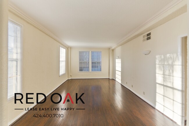 Building Photo - Spacious and inviting Two Bedroom with Loa...